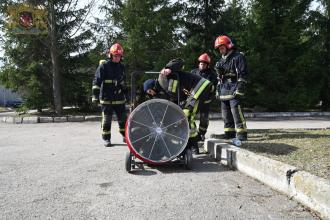 Майбутні інструктори з Головного управління Державної служби України з надзвичайних ситуацій в Івано-Франківській області проходять тренінг на базі навчально-тренувального полігону ЛДУ БЖД