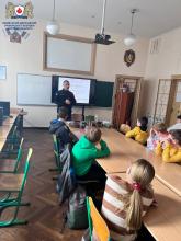 Віктор Ковальчук навчає львівських школярів правил поведінки під час хімічних та радіаційних загроз та безпекової поведінки при виявленні вибухонебезпечних предметів