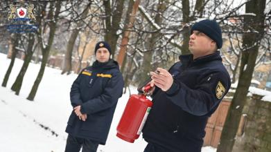 Вогнегасники, їх типи та правила використання: викладачі Університету провели безпековий тренінг для учнів Львова 