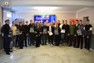 Здобувачі освітньої програми «Комп’ютерні науки» нагороджені за результатами Першого хакатону з питань виховання доброчесності та запобігання корупції в секторі безпеки та оборони України Здобувачі освітньої програми «Комп’ютерні науки» нагороджені за результатами Першого хакатону з питань виховання доброчесності та запобігання корупції в секторі безпеки та оборони України