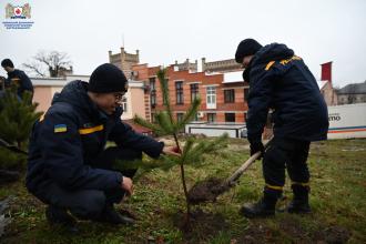 Посадити дерево, здобути омріяний фах, врятувати людське життя: майбутні лейтенанти висадили понад 200 дерев у парку Університету