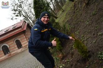 Посадити дерево, здобути омріяний фах, врятувати людське життя: майбутні лейтенанти висадили понад 200 дерев у парку Університету