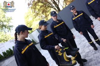 Першокурсники опановують навички пожежно-рятувальної справи