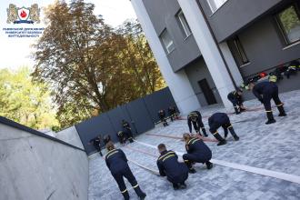 Першокурсники опановують навички пожежно-рятувальної справи