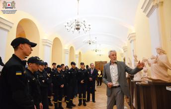 «Світочі людства»: в Університеті відкрито виставку творчих робіт Олексія Леонова