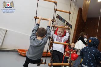 Святкова казка для внутрішньо переміщених осіб: День Святого Миколая в ЛДУБЖД