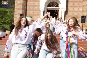 Відродження давніх традицій: гаївки біля Церкви Покрови Пресвятої Богородиці 