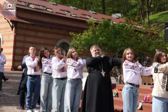 Відродження давніх традицій: гаївки біля Церкви Покрови Пресвятої Богородиці 