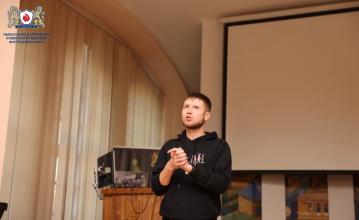 Ветеран війни Тарас Сівак ділиться власним досвідом із майбутнім поколінням рятувальників