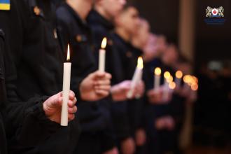В університеті вшанували пам’ять загиблих у роковини повномасштабної війни В університеті вшанували пам’ять загиблих у роковини повномасштабної війни