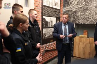 Курсанти Львівського державного університету безпеки життєдіяльності відвідали кімнату національно-патріотичного виховання