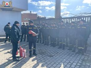 Первинні засоби пожежогасіння: здобувачі освіти ЛДУБЖД вдосконалюють знання на виїзних заняттях