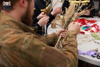 Творчість як ресурс: у ЛДУ БЖД відбувся великодній майстер-клас для ветеранів війни Творчість як ресурс: у ЛДУ БЖД відбувся великодній майстер-клас для ветеранів війни