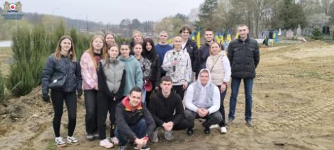 Студенти та курсанти ЛДУБЖД долучилися до екологічної ініціативи з озеленення території військових поховань