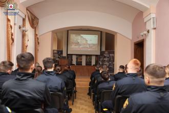 У Культурно-просвітницькому центрі для курсантів 1–4 курсів відбулася інформаційна лекція на тему «Легкі гроші — смертельні наслідки: як не потрапити у пастку російських спецслужб».